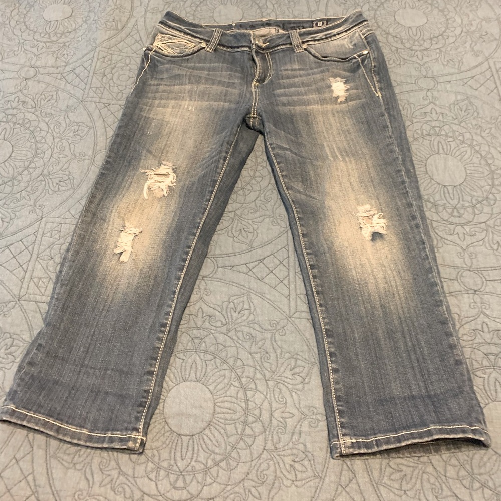 Distressed size 11 L.A. Idol Jean capris